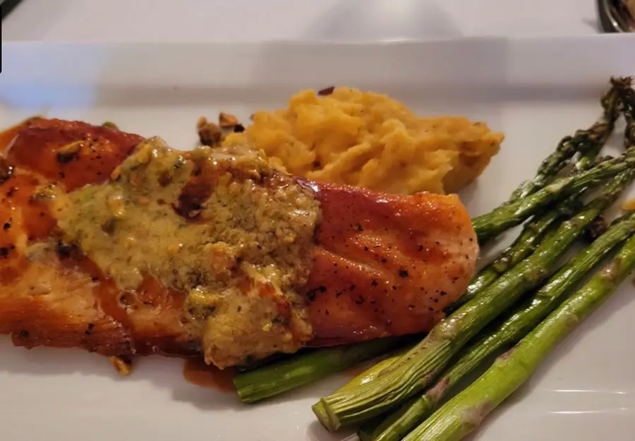 Grilled salmon fillet with asparagus